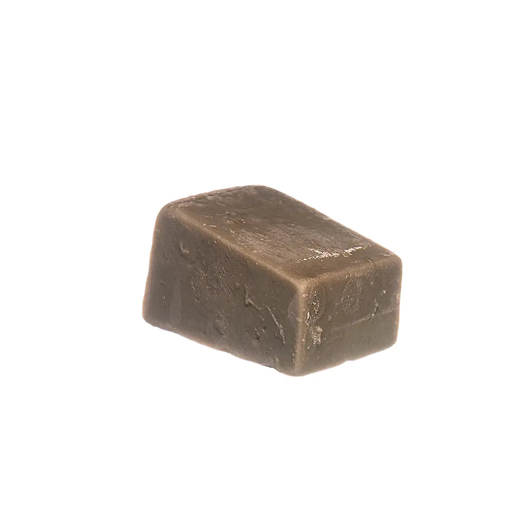 N°10 Vegan Primrose Zeep, Verzacht en Verheldert de Hypergepigmenteerde Huid.
Milde, vegan en parfumvrije zeep met teunisbloemolie, aloë vera en zuiverende klei.
Geschikt voor dagelijks gebruik op gezicht, lichaam, haar en zelfs als zachte scheerzeep, ook bij een gevoelige of hypergepigmenteerde huid.
Waarom werkt het?
Teunisbloemolie is rijk aan gammalinoleenzuur (GLA), dat de huidbarrière versterkt en ontstekingsreacties helpt verminderen.
Uit onderzoek blijkt dat verzepingsproducten met teunisbloemolie e